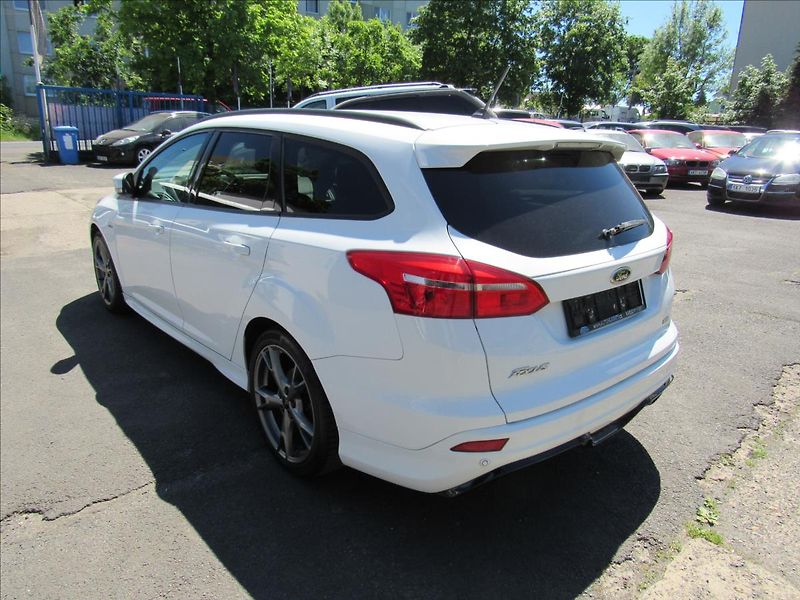 Ford Focus 1,5 Ecoboost 134kW ST-Line - fotka 4 z 28
