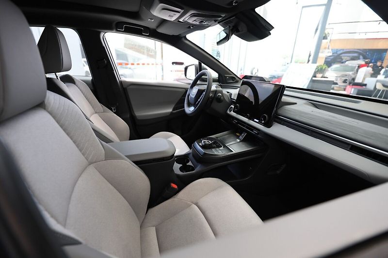 Toyota C-HR EXECUTIVE VIP světlý interiér - fotka 13 z 19