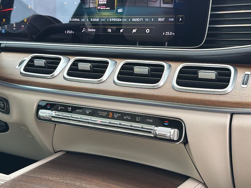 Mercedes-Benz GLE 300 d 4MATIC AMG Burmester - fotka 29 z 37