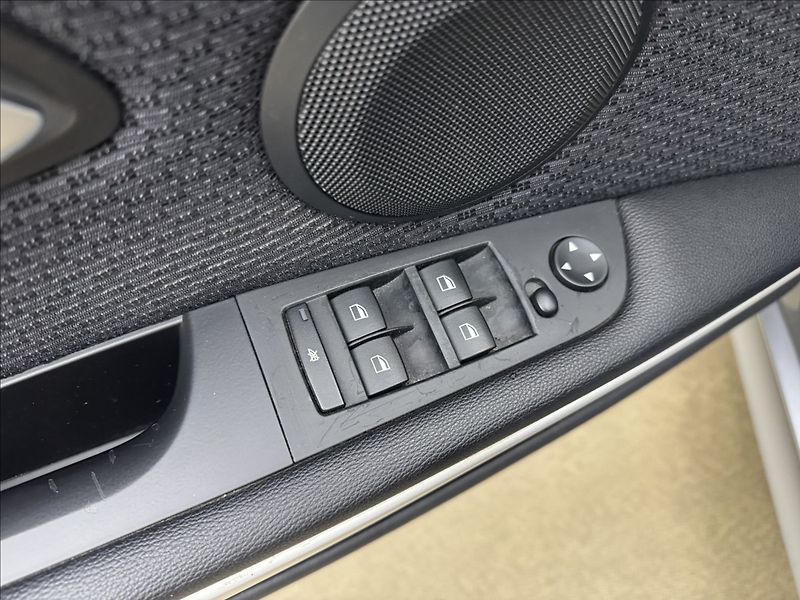 BMW Řada 3 2,0 i POLOKŮŽE AC VELKÝ SERVIS - fotka 28 z 44
