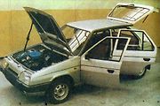 Po dodání makety muselo AZNP zpracovat výkresovou dokumentaci. Na jejím základě pak Italové vyrobili první funkční prototyp, který se do Boleslavi dostal v prosinci 1984. Povšimněte si způsobu aretace kapoty či její zvukové izolace.