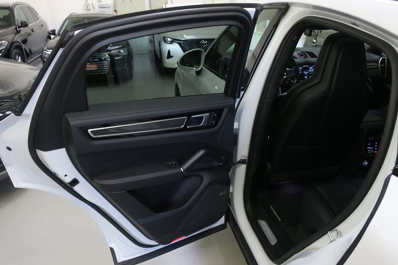 Porsche Cayenne (2019) Coupe 3.0 V6 Tiptronic Vzduch - fotka 41 z 45