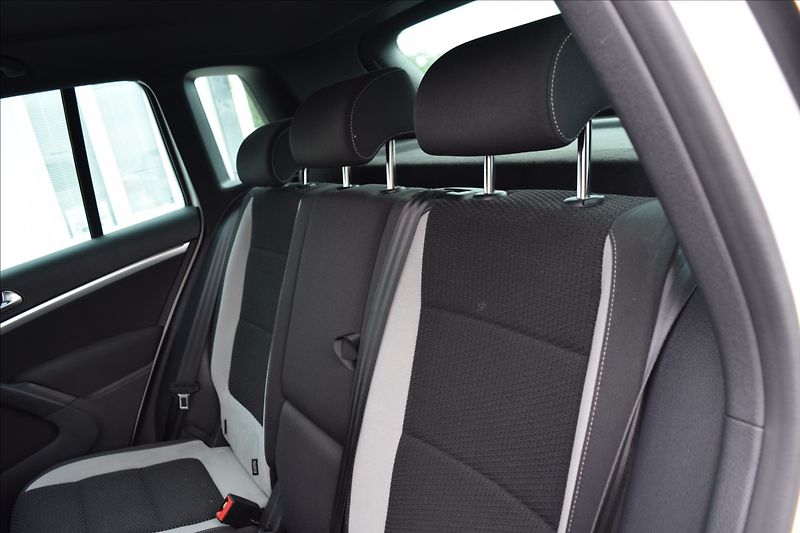 Volkswagen Tiguan 2,0 TDi 81KW R-LINE - fotka 18 z 51