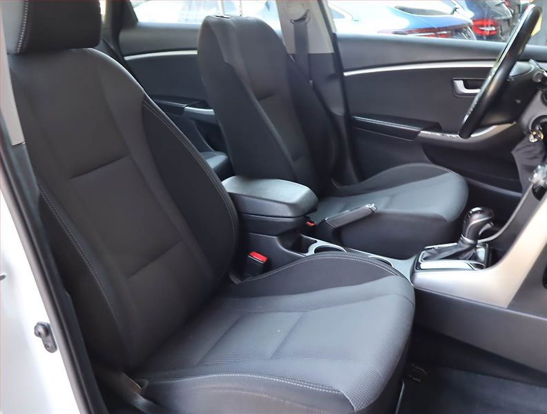 Hyundai i30 (2017) 1.6 CRDi, Automat, Serv.kniha - fotka 9 z 14