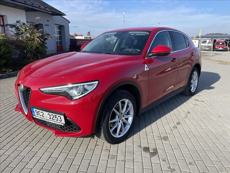 Alfa Romeo Stelvio 2,0 Turbo 280k Q4 AT8 4x4 Tažn - fotka 1 z 30