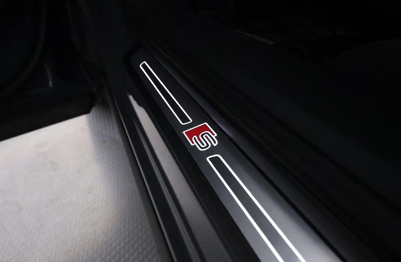 Audi Q8 e-tron 55 Quattro Kam LED Vzduch - fotka 11 z 32
