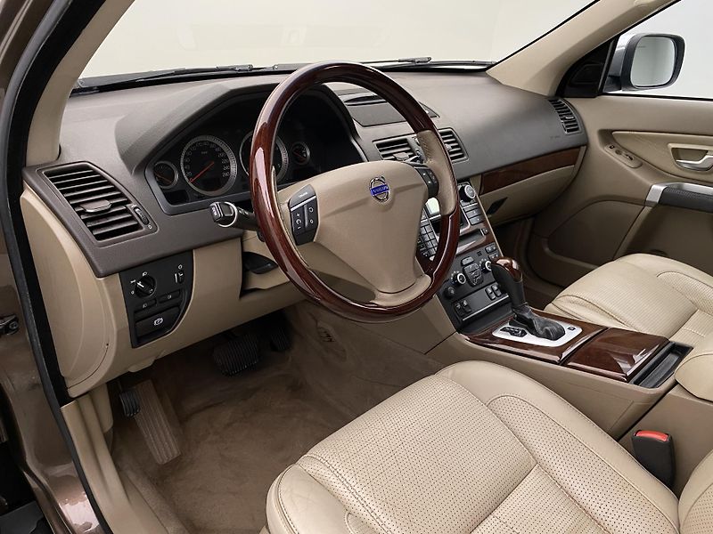 Volvo XC90 D5 AWD EXECUTIVE AUT CZ 7míst - fotka 4 z 37