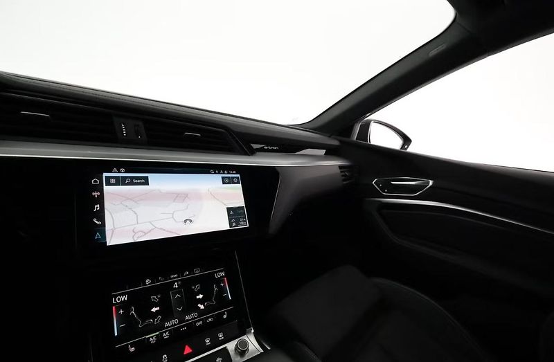 Audi Q8 e-tron 55 Quattro Kam LED Vzduch - fotka 25 z 32