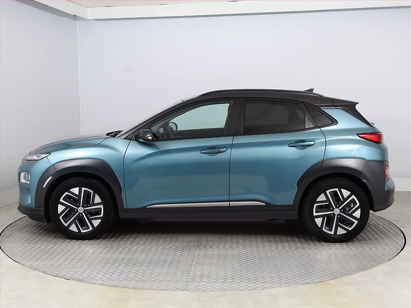 Hyundai Kona (2021) Electric 64 kWh, SoH 100% - fotka 3 z 24