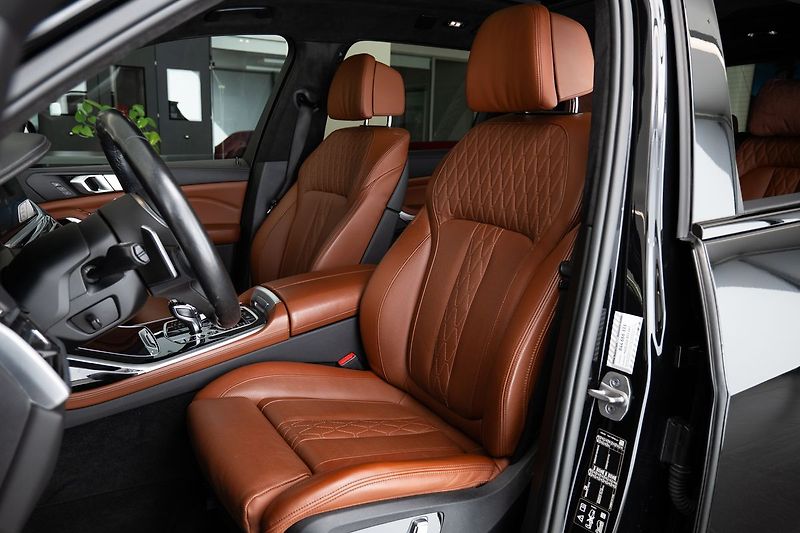 BMW X7 M50i/360/HarmanKardon/Pano - fotka 8 z 31