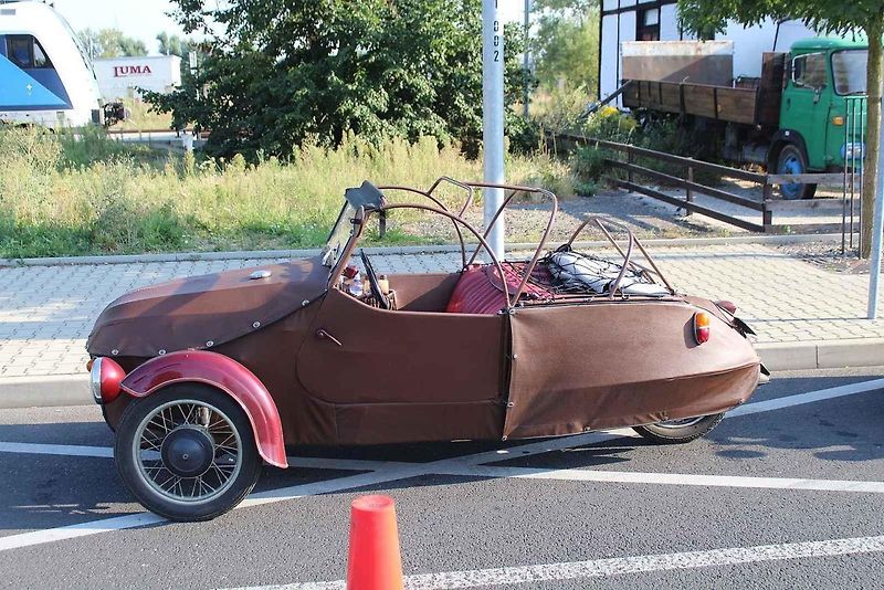 V retro auto muzeu Veteráni Litvínov měli ve středu zastávkou účastníci Velorex čundru 2024 na svém putování po severních Čechách. S nejstarším Velorexem z roku 1962 jede Petr Žůrek ze Světlé nad Sázavou.