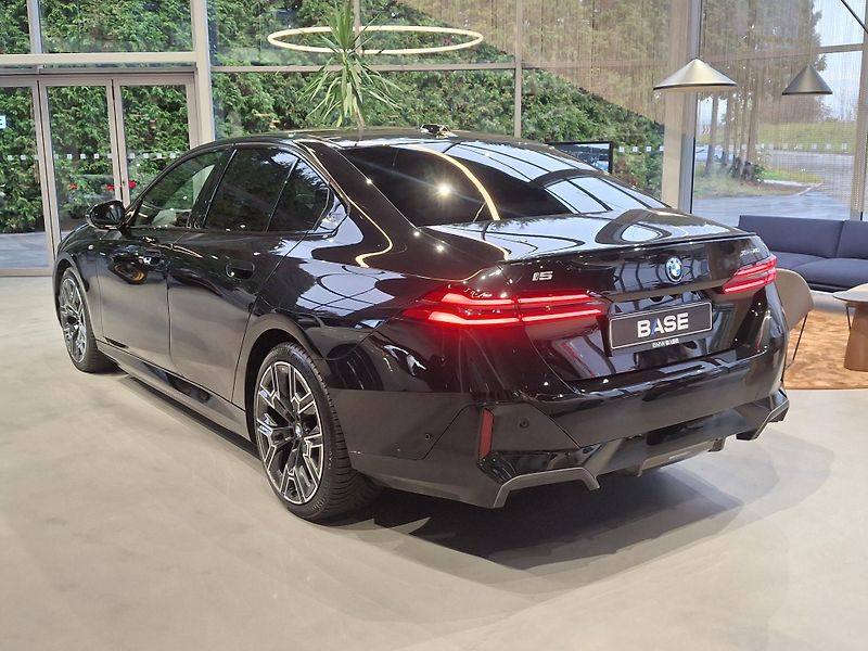 BMW i5 xDrive40 M-Sport PRO - fotka 4 z 36