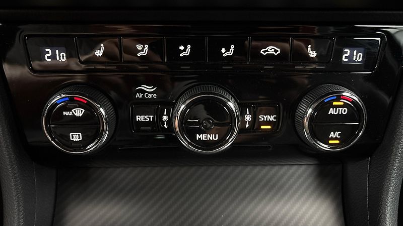 Škoda Superb 2.0 TDI DSG 4x4 Sportline Comb - fotka 13 z 28