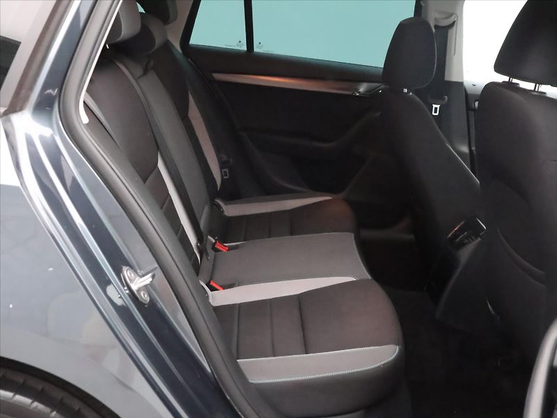 Škoda Octavia 1,6 TDI 81 kW JOY Aut.klima - fotka 12 z 24