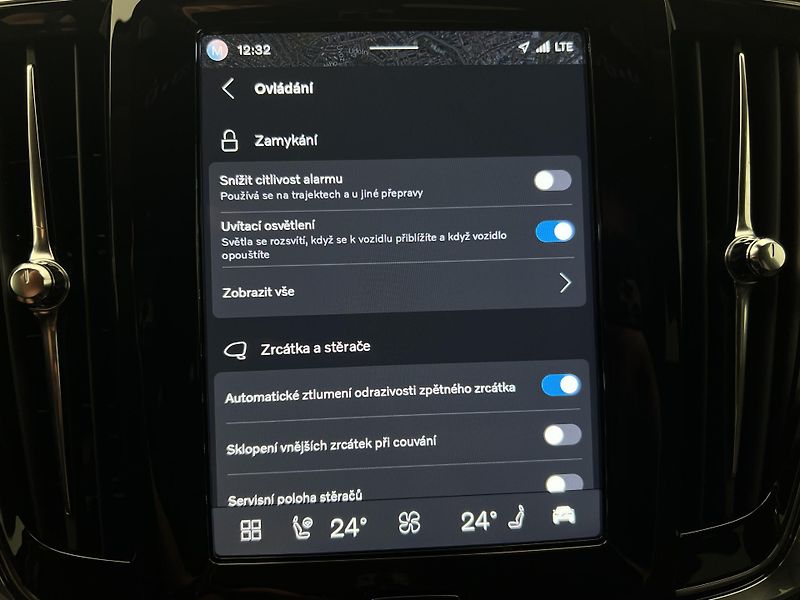 Volvo V90 T6 AWD DARK PLUS RECHARGE AUT - fotka 38 z 46