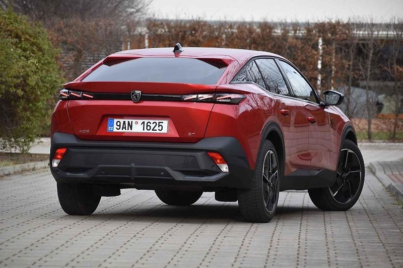 Peugeot 408 je solidně prostorný rodinný vůz s atraktivním vzhledem