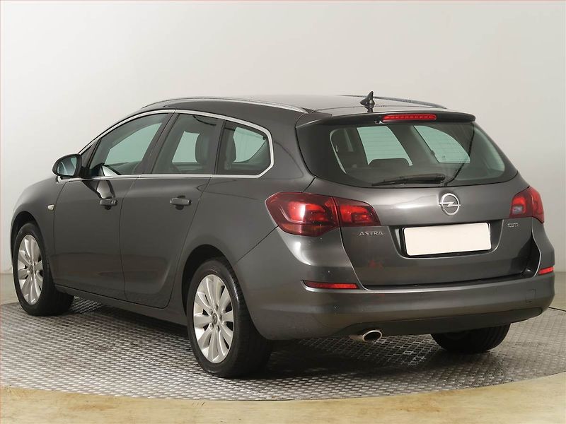 Opel Astra (2011) 2.0 CDTI, Navi, Xenony - fotka 4 z 17