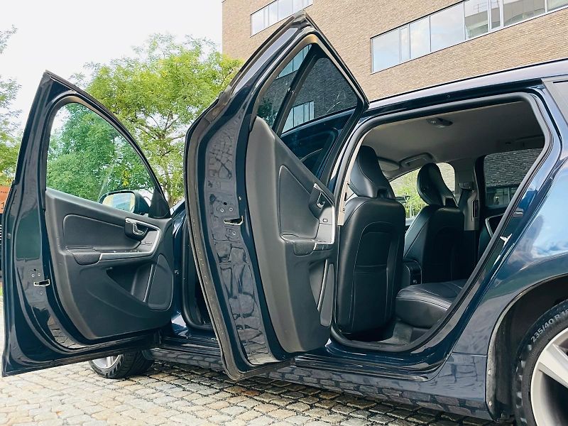Volvo V60 2.0D3 5VÁLEC SERVISKA TAŽNÉ - fotka 23 z 45