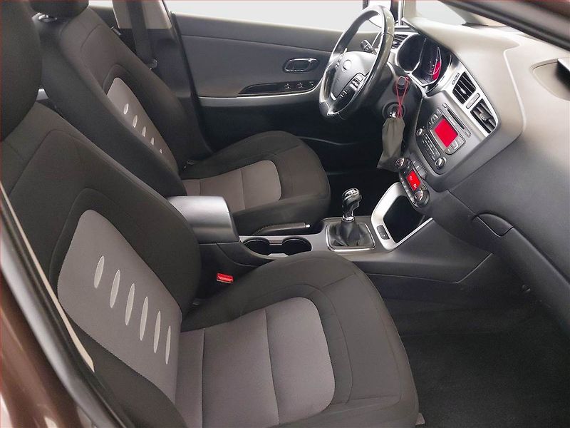 Kia Ceed (2012) 1.6 GDI, Navi, Xenony - fotka 9 z 17