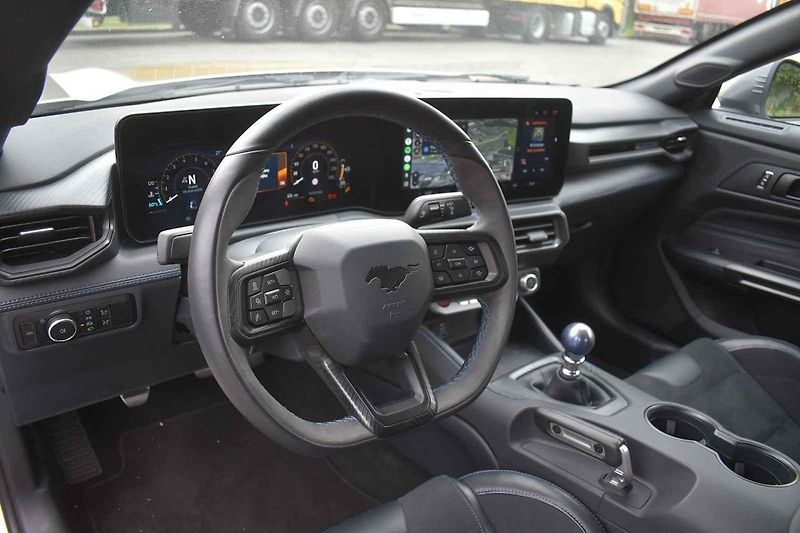 Tento Ford Mustang byl ve výkonnější verzi Dark Horse.