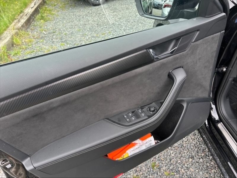 Škoda Superb 2,0 TDI 147 Sportline DSG - fotka 11 z 11