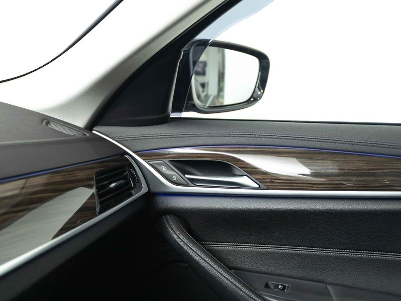 BMW Řada 5 520d xDrive - fotka 16 z 22
