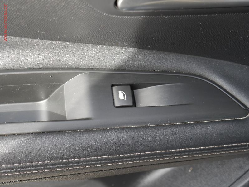 Peugeot 3008 (2019) 1.5 HDi, Allure, navi, kamera - fotka 12 z 17