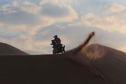 Účastníci Rallye Dakar zdolávají obrovské duny