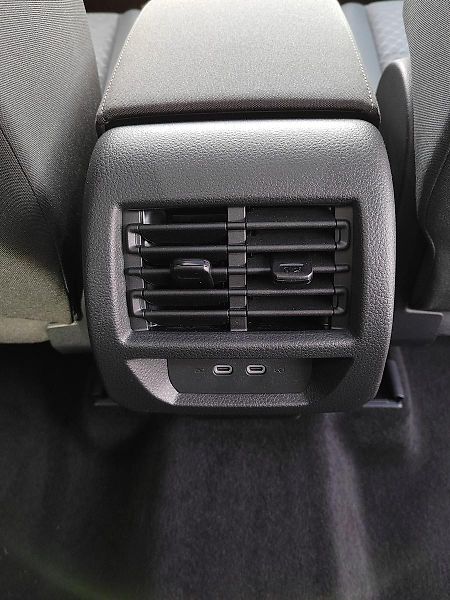Ford Tourneo Connect 2,0 EcoBlue 90kW/122 koní 6 st - fotka 16 z 28