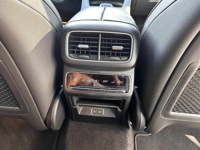 Mercedes-Benz GLE 450d 4MATIC AMG NIGHT - fotka 26 z 29