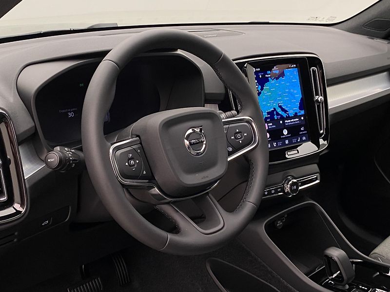 Volvo XC40 (2026) B3 AUT DARK PLUS - fotka 4 z 59