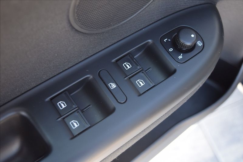 Volkswagen Golf Plus 1,4 i 59KW VÝHŘEV NAVI ALU - fotka 30 z 46
