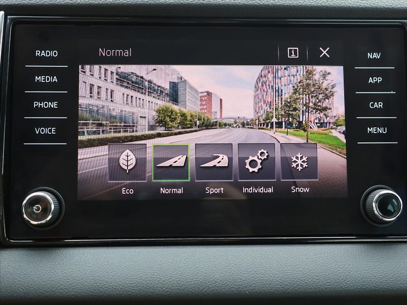 Škoda Karoq 2,0 TDI 110kW 4x4 DSG Style+ C - fotka 25 z 37