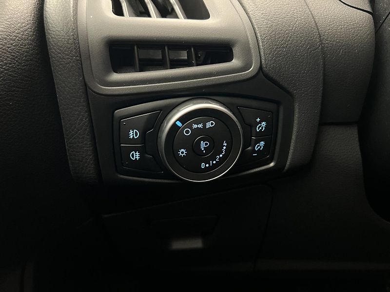 Ford Focus 1.5 ECOBOOST MAN 1. maj. - fotka 34 z 36