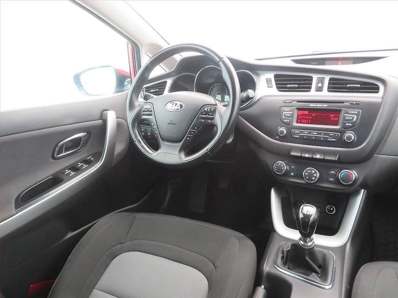 Kia Ceed (2012) Silver 1.4 CVVT, Tempomat - fotka 7 z 15