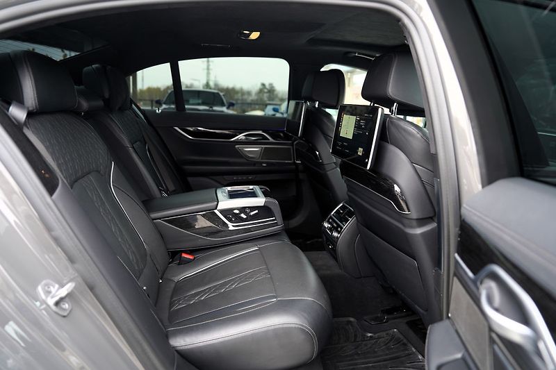 BMW Řada 7 730d xDrive/Mpaket/9AT/Lasery - fotka 31 z 47