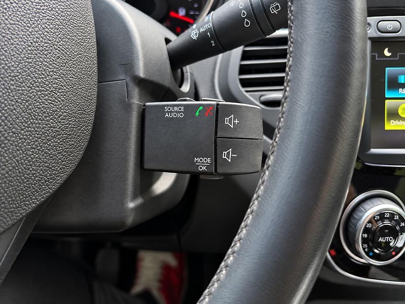 Renault Captur 1,3 TCe 96kW Intens LED Navi - fotka 35 z 42
