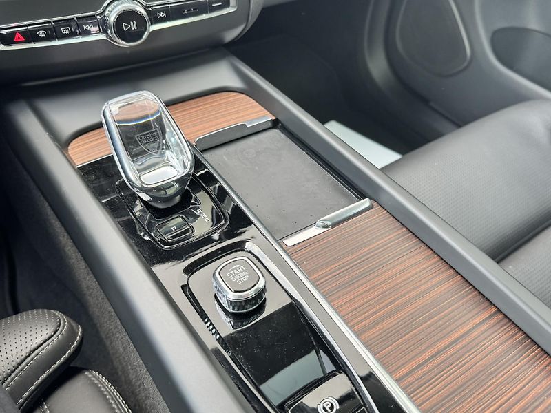 Volvo XC60 T8 AWD ULTIMATE // REZERVACE - fotka 18 z 45