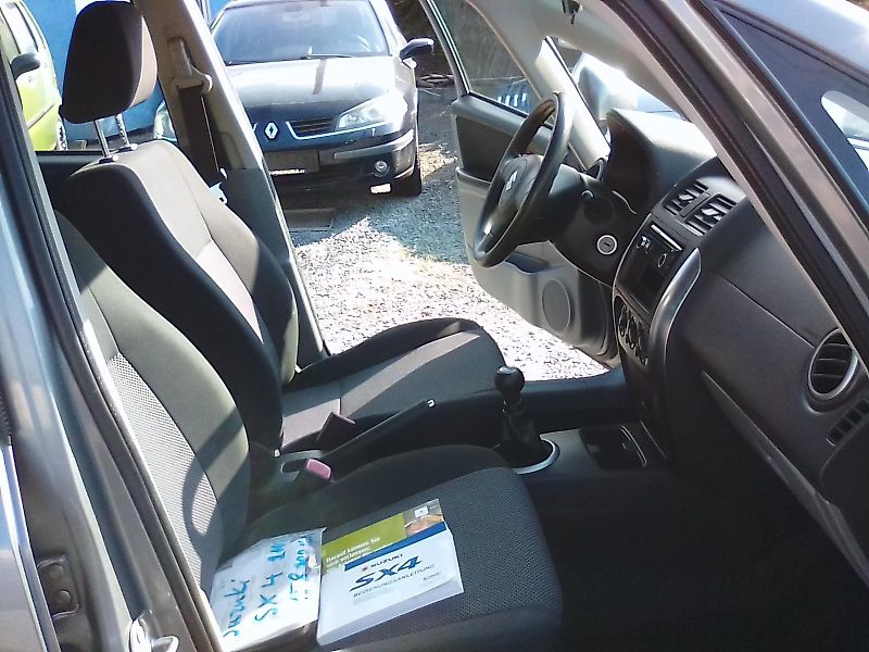 Suzuki SX4 (2008) 1.5i , kola navíc - fotka 17 z 33