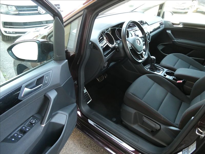 Volkswagen Touran 1,4 TSi 110kW DSG, navi, závěs - fotka 16 z 43