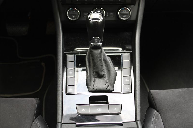 Škoda Superb 2.0 TDI/Style/4x4/DSG/140kW/CZ - fotka 27 z 40