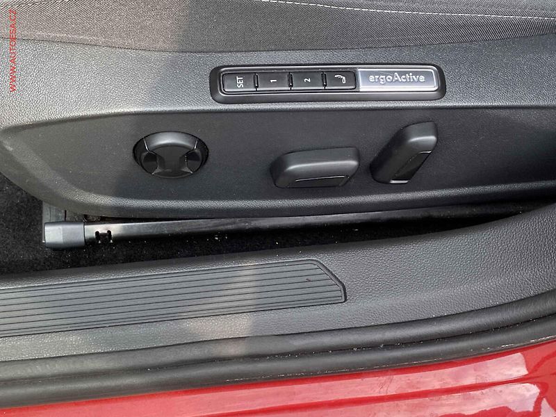 Volkswagen Golf (2022) 2.0 TDi, Life, DSG, LED - fotka 12 z 17