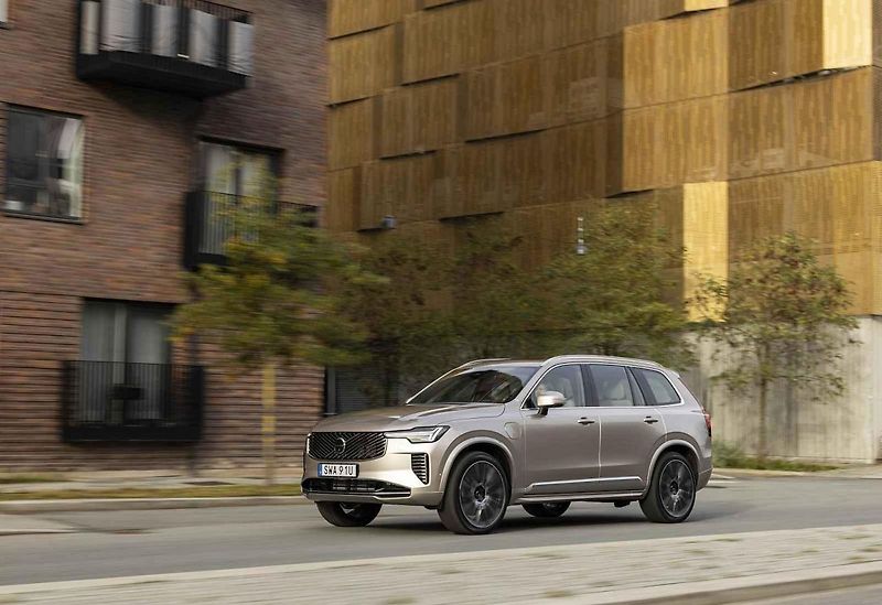 Jitka Čvančarová vozí svou dcerku v Porsche Cayenne.