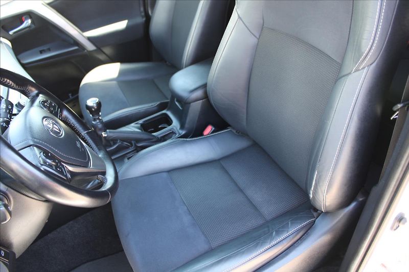 Toyota RAV4 2,0 D-4D  NOVÉ V ČR,TAŽNÉ - fotka 22 z 33