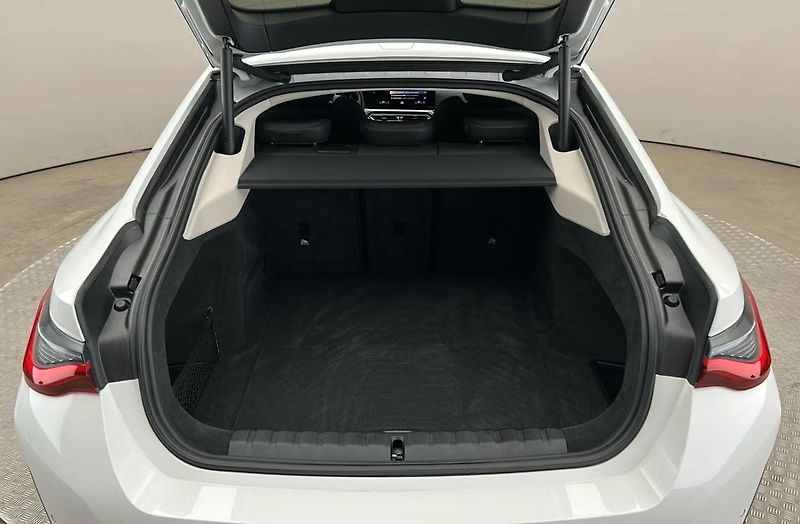BMW i4 eDrive40 GC Kamera Auto. Park. - fotka 14 z 23