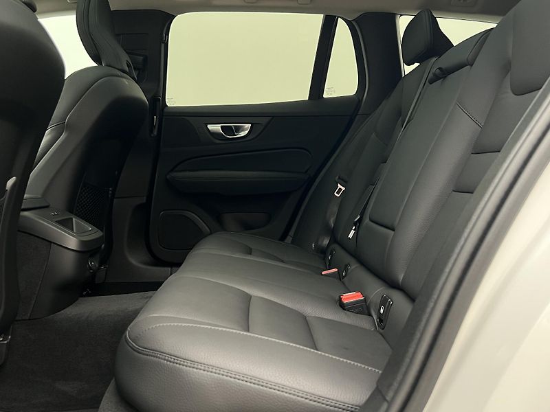 Volvo V60 B4 DARK PLUS AUT - fotka 6 z 46