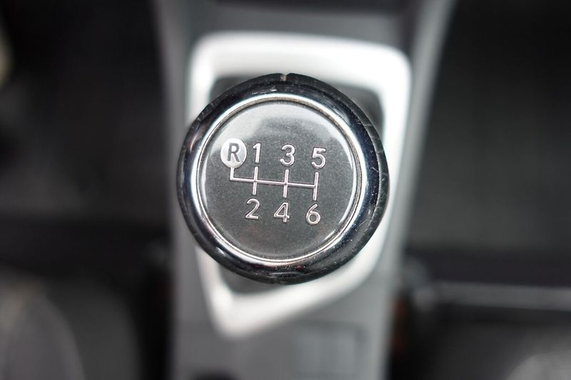 Toyota Corolla 1,6VVTi 97kW M/T Active Design - fotka 18 z 25