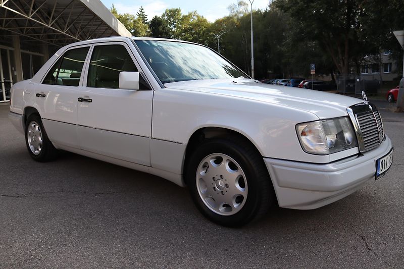 Mercedes-Benz 124 W124 320 E Sedan (1993) - fotka 9 z 32