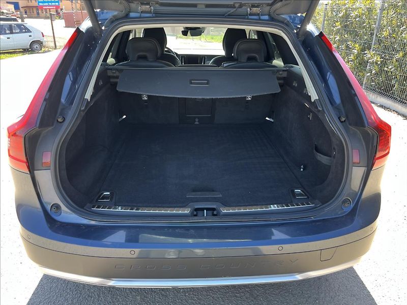 Volvo V90 2,0 B4 145KW CROSS COUNTRY DPH - fotka 31 z 43
