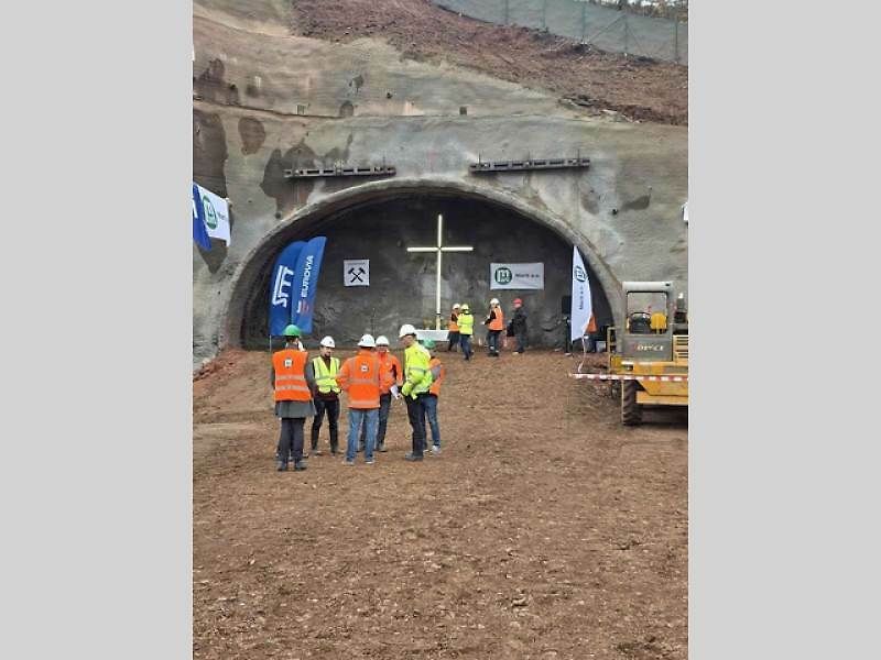 Na portálu Dolní Radechová proběhlo slavnostní požehnání svaté Barbory – patronky horníků, a tím i oficiální zahájení ražby tunelu, který je součástí stavby I/33 Náchod – obchvat.